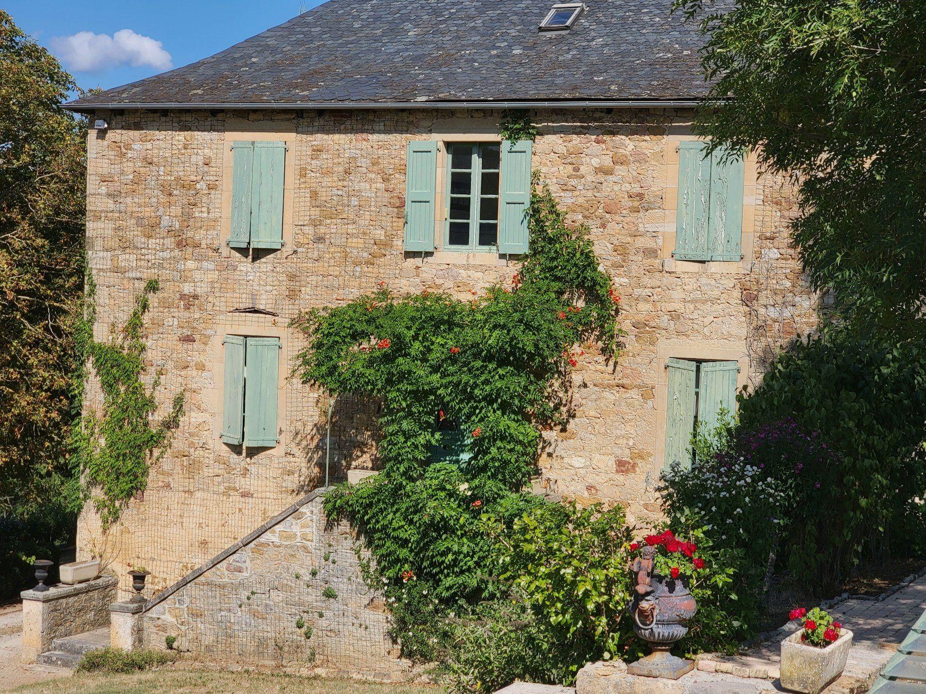 Le gîte, sa pierre dorée et ses volets sauge